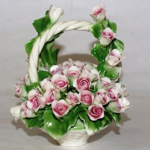 Декоративная корзина с ручкой и розами, Artigiano Capodimonte item