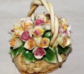 Декоративная корзина с ручкой и розами, Artigiano Capodimonte Декоративная корзина с ручкой и розами, Artigiano Capodimonte