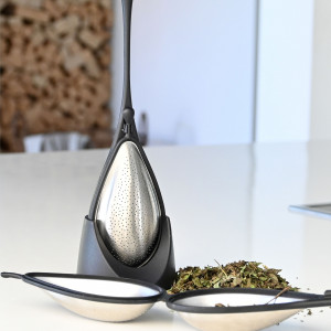 Ситечко для заваривания чая из измельченных листьев, TEA DROP, с черной ручкой, на подставке, размер: 21,5 x 5,6 см item
